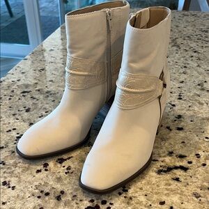 Vionic Cream Ankle Boots
